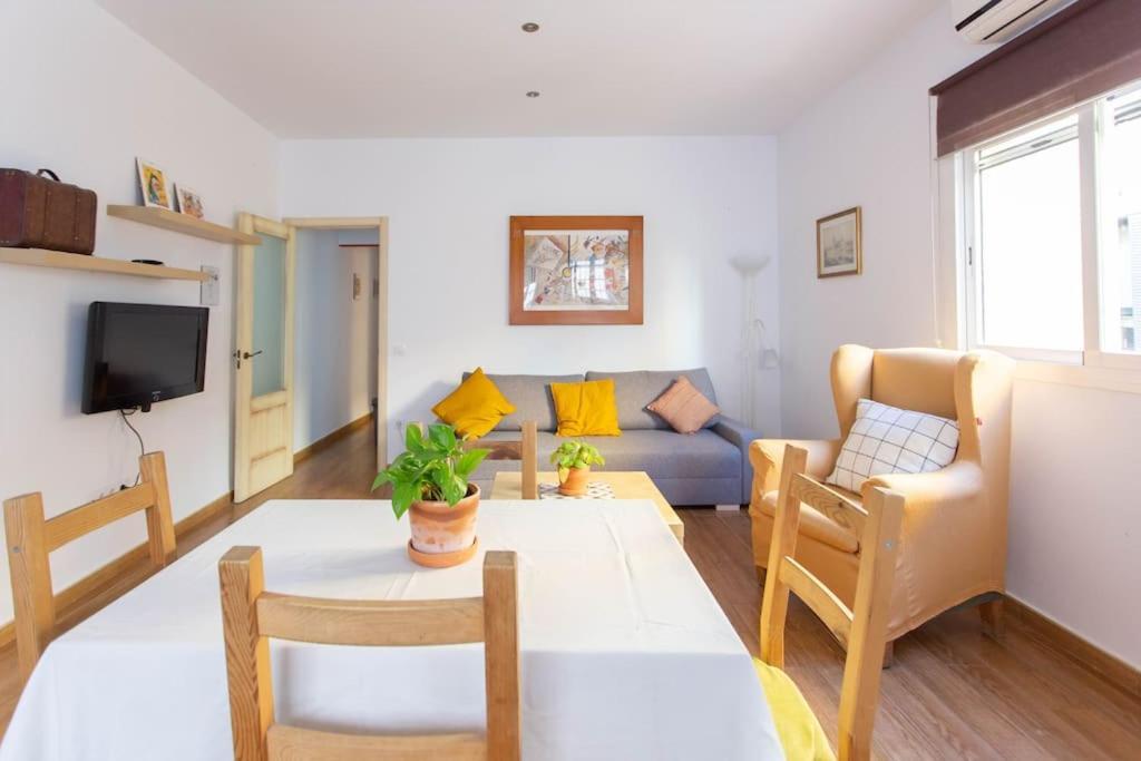 Large Tracatra Apartment Sevilla